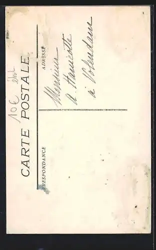 AK Flayosc, Vieille Rue avec habitants et âne passant sous un arc en pierre