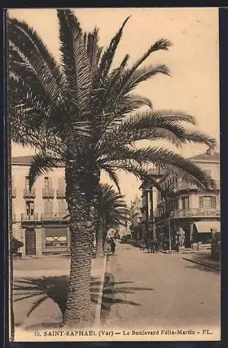 AK Saint-Raphaël, Le Boulevard Félix-Martin avec palmiers et bâtiments en arrière-plan