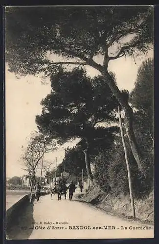 AK Bandol-sur-Mer, La Corniche et promeneurs sous les pins de la Côte d`Azur