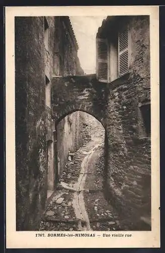 AK Bormes-les-Mimosas, Une vieille rue avec arche en pierre