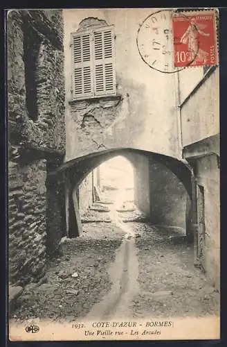 AK Bormes, Une vieille rue, Les Arcades