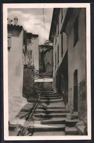 AK Bormes-les-Mimosas, Escalier étroit entre maisons anciennes