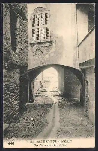 AK Bormes, Une vieille rue, Les Arcades