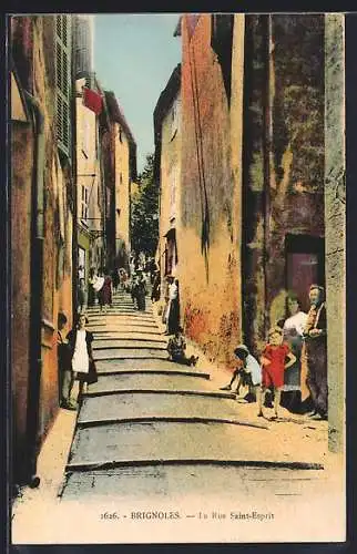 AK Brignoles, La Rue Saint-Esprit animée avec passants et enfants jouant