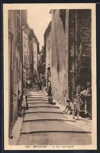 AK Brignoles, La Rue Saint-Esprit animée avec des enfants jouant