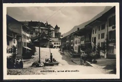 AK Gruyères, la rue principale et le crucifix, l`Hôtel de Ville dans le fond