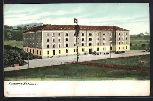 AK Herisau, Kaserne mit Schweizer Flagge und Soldaten