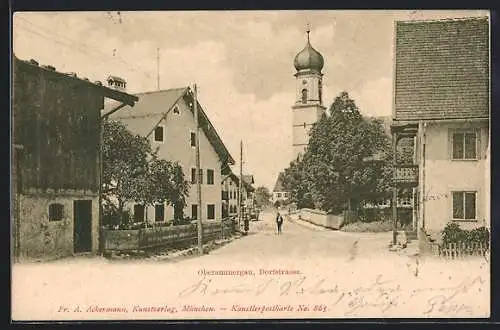 AK Oberammergau, Dorfstrasse mit Kirche