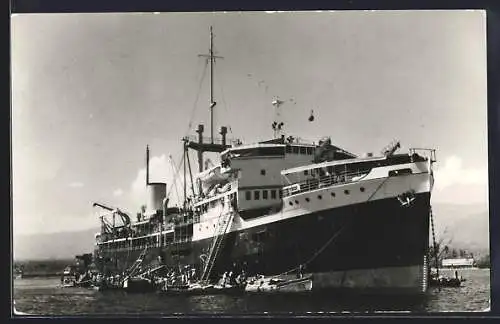 AK M.S. Waikelo mit Schleppern am Hafen