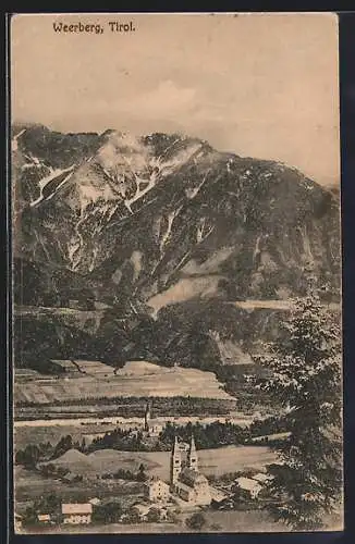 AK Weerberg /Tirol, Ortsansicht mit Umgebung und Bergwand aus der Vogelschau