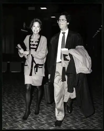 Fotografie Schauspielerin Mary Tyler-Moore mit ihrem Mann Dr. Robert Levene, Grossformat 20 x 25cm