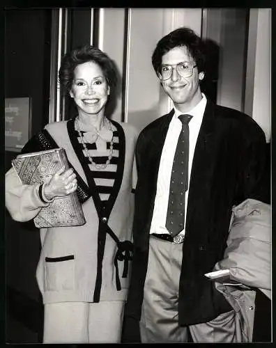 Fotografie Schauspielerin Mary Tyler-More mit Aktenordner und ihrem Mann Dr. Robert Levene, Grossformat 20 x 25cm