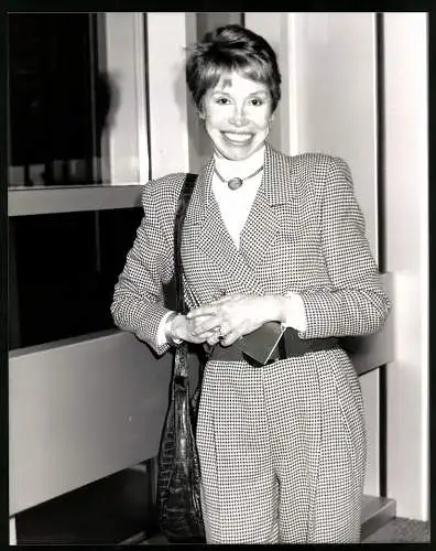 Fotografie Schauspielerin Mary Tyler-Moore im karierten Hosenanzug, Grossformat 20 x 25cm