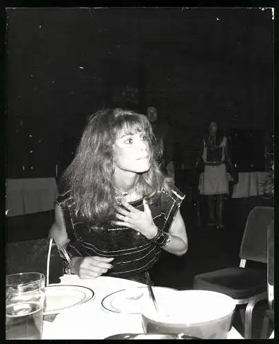 Fotografie Schauspielerin Ann Turkel bei einer Veranstaltung alleine am Tisch, Grossformat 20 x 25cm