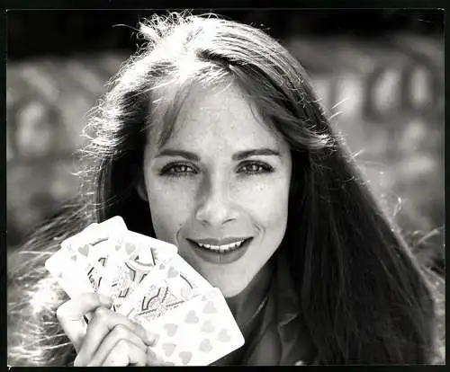 Fotografie Schauspielerin Mary Tamm mit einem Royal Flush in der Hand, Grossformat 25 x 20cm