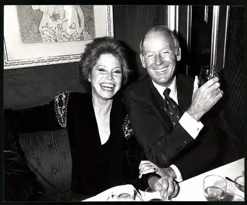 Fotografie Schauspielerin Mary Tyler-Moore mit Sir Gordon White beim Umtrunk, Grossformat 25 x 20cm