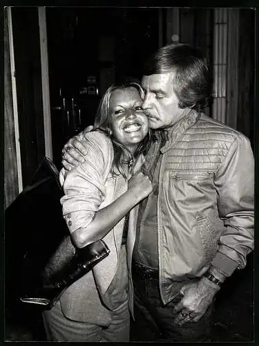 Fotografie englische Schauspielerin Sally Thomsett mit ihrem Freund, Grossformat 19 x 25cm