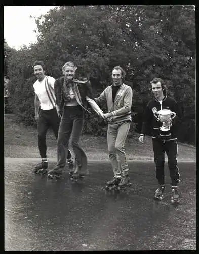 Fotografie Schauspielerin Barbara Trentham auf Rollschuhen übt für den Film Rollerball, Grossformat 20 x 26cm
