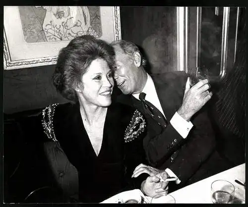 Fotografie Sir Gordon White im Gesellschaft der Schauspielerin Mary Tyler-Moore, Grossformat 25 x 20cm