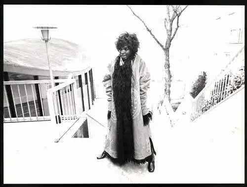 Fotografie jamakanische Schauspielerin Beryl Cunningham im Wintermantel, Grossformat 27 x 20cm