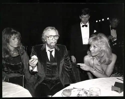 Fotografie Schauspielerin Ann Turkel mit ihrem Mann Richard Harris und Elizabeth Harrison bei einem Bankett