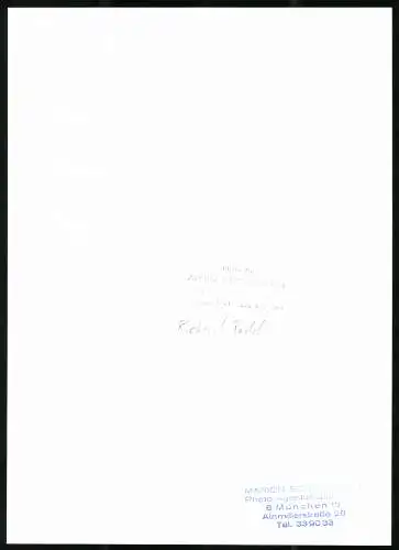 Fotografie Schauspieler Richard Todd im dunklen Anzug, Grossformat 20 x 27cm