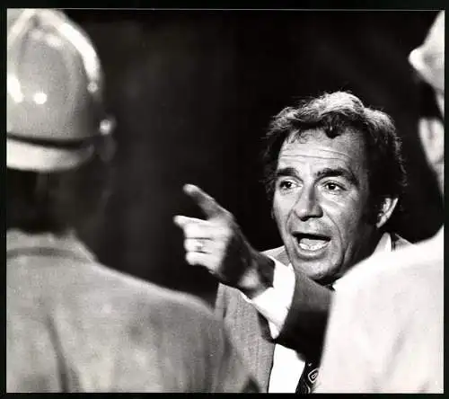 Fotografie italienischer Schauspieler und Regisseur Ugo Tognazzi git Regieanweisungen