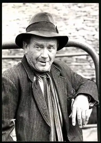 Fotografie britischer Schauspieler John Mills in einer Rolle, Grossformat 18 x 25cm