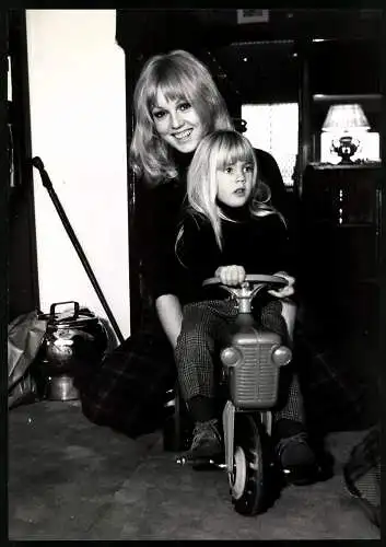 Fotografie franzöische Schauspielerin Mylène Demongeot mit ihrem Kind auf einem Tretmobil, Grossformat 20 x 29cm