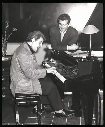 Fotografie Pat Morin, Musiker Bob Russell und Dominico Modugno am Klavier