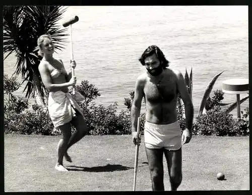 Fotografie nordirischer Fussballer George Best beim Polo mit der Schauspielerin Mary Stavin, Grossformat 25 x 19cm