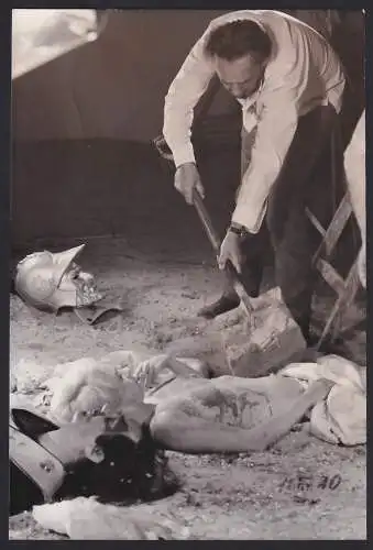 Fotografie Schauspielerin Jean Seberg halbnackt wird von Romain Gary begraben, Filmszene, Grossformat 17 x 25cm
