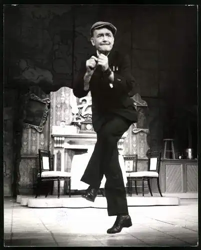 Fotografie britischer Theater- und Filmschauspielier John Mills auf der Bühne, Grossformat 20 x 25cm