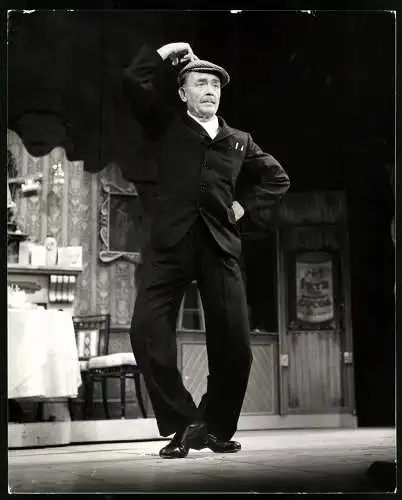 Fotografie Film- und Theaterschauspieler John Mills bei einer Bühnenaufführung, Grossformat 20 x 25cm
