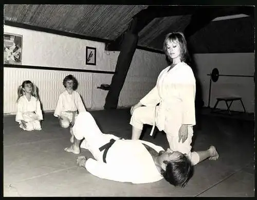Fotografie Schauspielerin Mylène Demongeot beim Judo mit flachgelegtem Mann am Boden, Grossformat 27 x 20cm