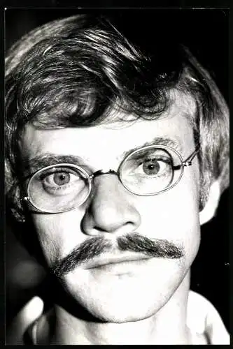 Fotografie Schauspieler Malcom McDowell mit Brille in jungen Jahren, Grossformat 17 x 25cm