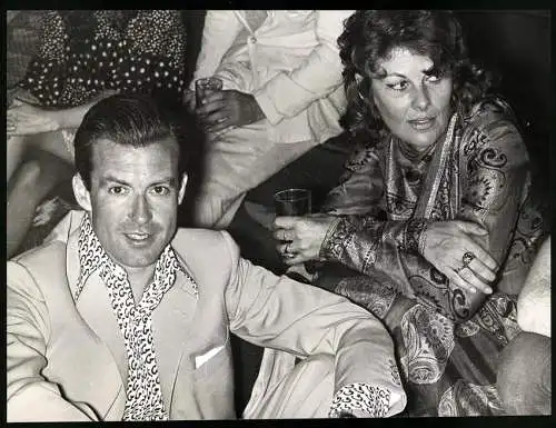 Fotografie Princess Rupert Lowenstein and Lord Brooke at Mick Jagger`s Wedding Party, Grossformat 27 x 20cm