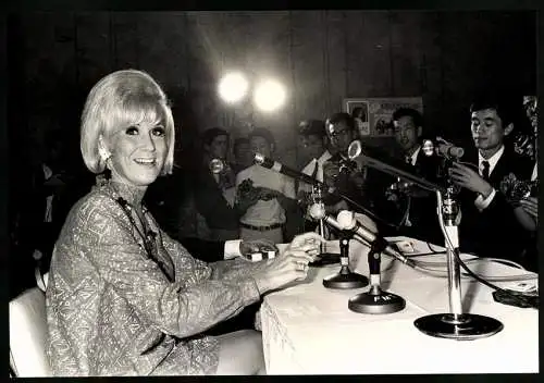 Fotografie Ansicht Tokio, Sängerin Dusty Springfield bei einer Pressekonferenz im Tokio Hilton, Grossformat 29 x 20cm