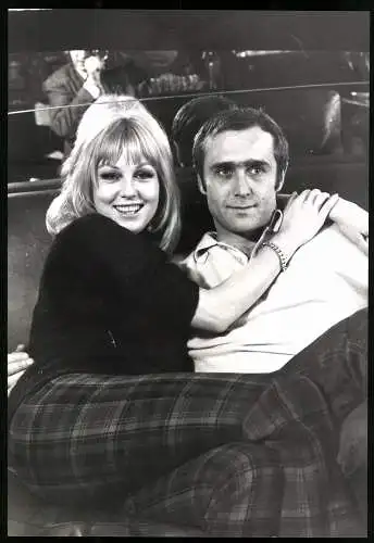 Fotografie französiche Schauspielerin Mylène Demongeot mit ihrem Mann dem Regisseur Marc Simenon, Grossformat 20 x 29cm