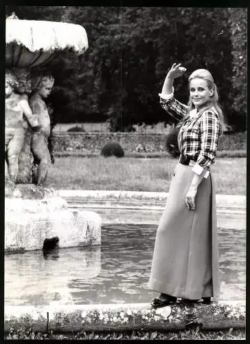 Fotografie Araldo Di Crollalanza, Paris, Schauspielerin Maria Schell balanciert am Brunnen, Grossformat 21 x 28cm