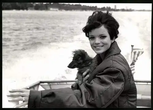 Fotografie Schauspielerin Uschi Glas mit ihrem Rauhaardackel im Arm, Grossformat 29 x 20cm