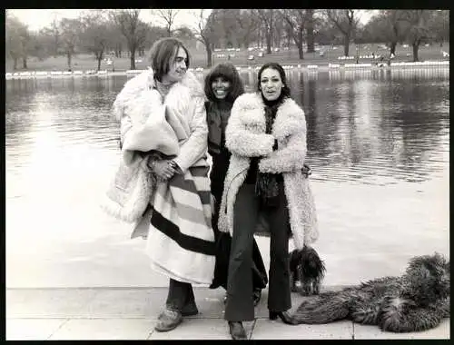 Fotografie amerikanisches Modell Donyale Luna mit Freunden am einem See in Pelzmänteln, Grossformat 28 x 21cm