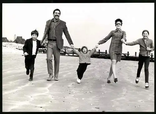 Fotografie John Timbers, Israelischer Schauspieler Chaim Topol mit seiner Familie am Strand, Grossformat 28 x 20cm