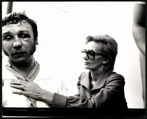 Fotografie Harry Benson, London, belgischer Boxer Jean-Pierre Coopman nach Boxkampf mit Muhammad Ali mit seiner Frau