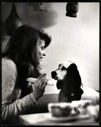Fotografie Ivan Nagy, Schauspielerin Charlotte Rampling mit ihrem Hund, Grossformat 21 x 26cm