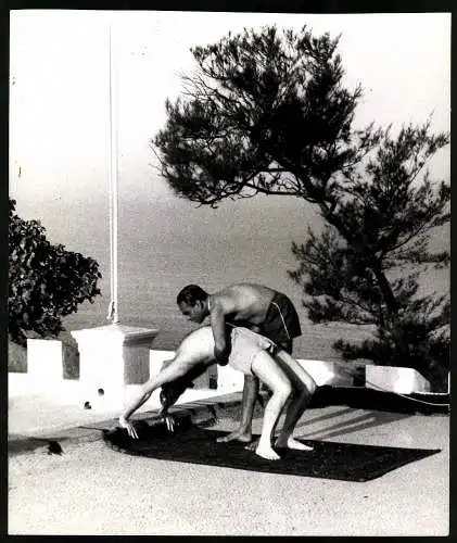 Fotografie P. R. Shinde, Violinist Yehudi Menuhin bei seinen Yoga Übungen mit seinem Trainer
