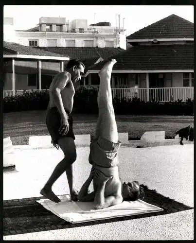 Fotografie P. R. Shinde, Yehudi Menuhin mit seinem Yoga Lehrer Iyengar bei seinen Übungen, Grossformat 21 x 25cm