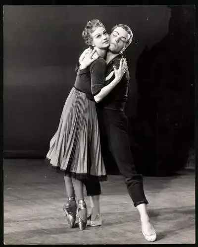 Fotografie Balletttänzer Richard Hart als Hexenjunge und Carlo Stone als Barbara Allen im Stück: Dark of the Moon