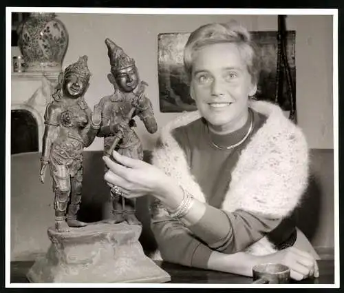 Fotografie Otfried Schmidt, München, Schauspielerin Maria Schell mit einer Figurengruppe