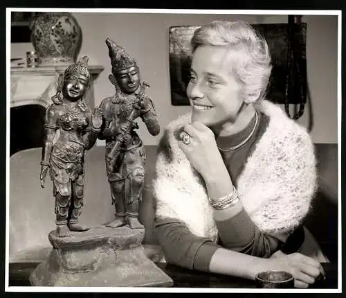Fotografie Otfried Schmidt, München, Maria Schell betrachtet Hindu Gott Statuen